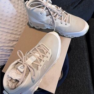 On Running Cloud Mid Sneakers in Light Gray